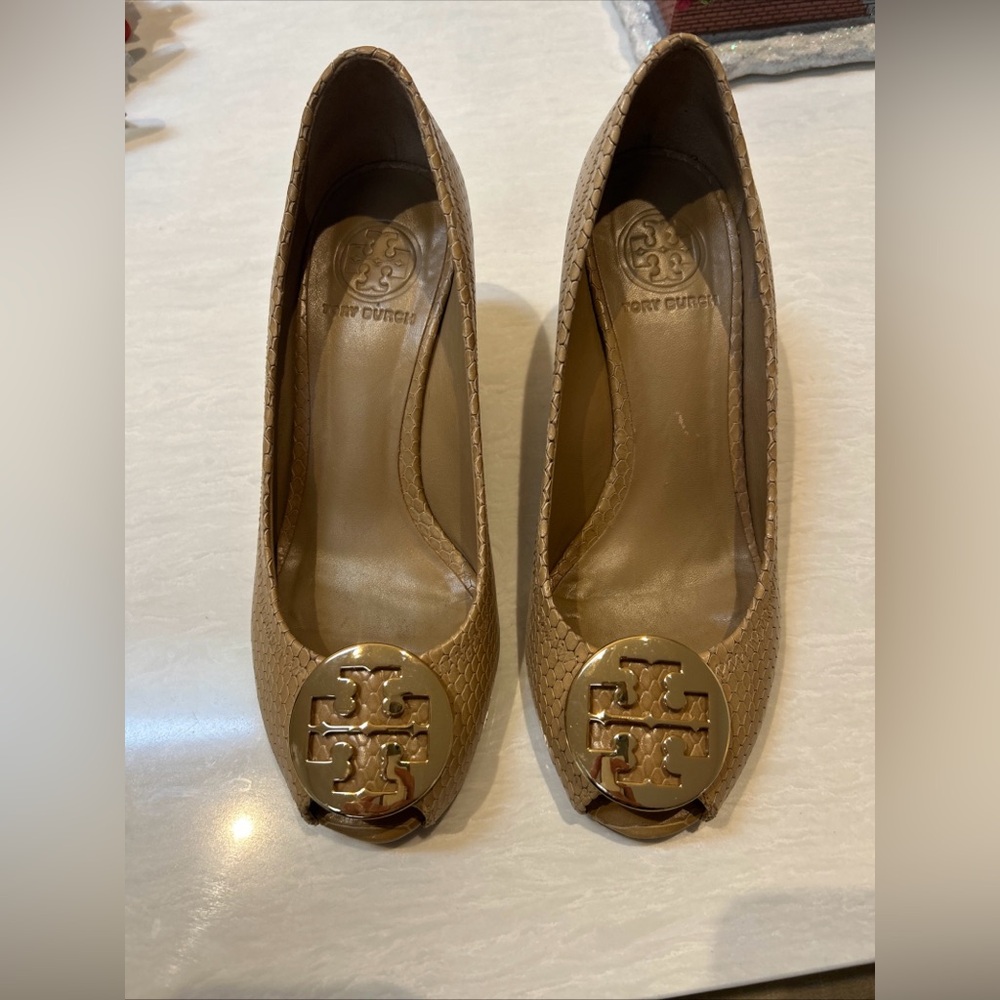Tory Burch Sally 2 Textured Leather Tan Peep Toe Gold Medallion Wedge Pump 7m